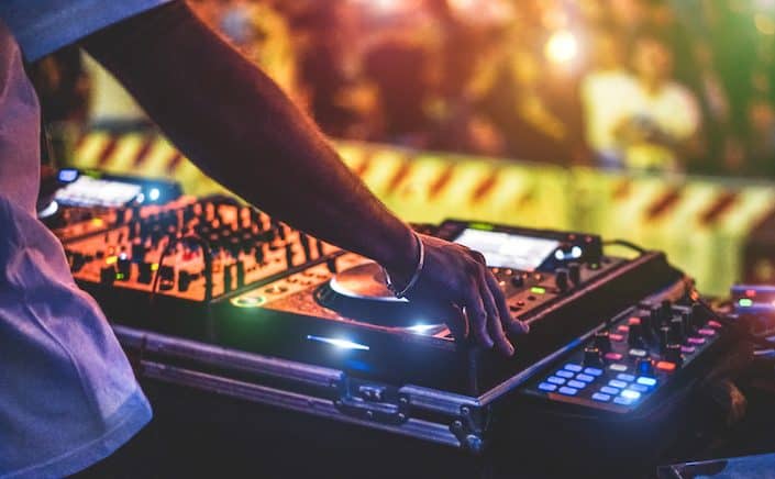 Dj mixing til udendørs koncert